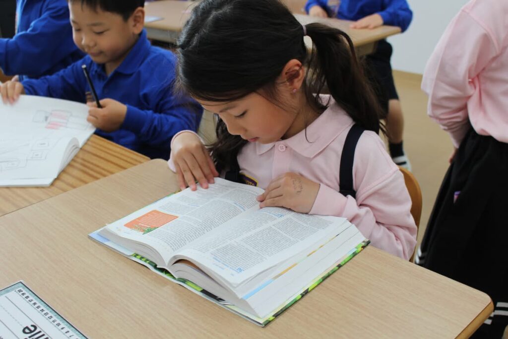 聖書を読むKCI生徒